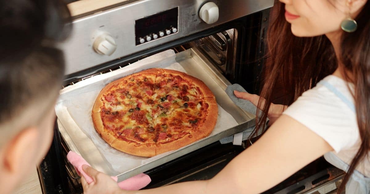 How long to reheat pizza in oven