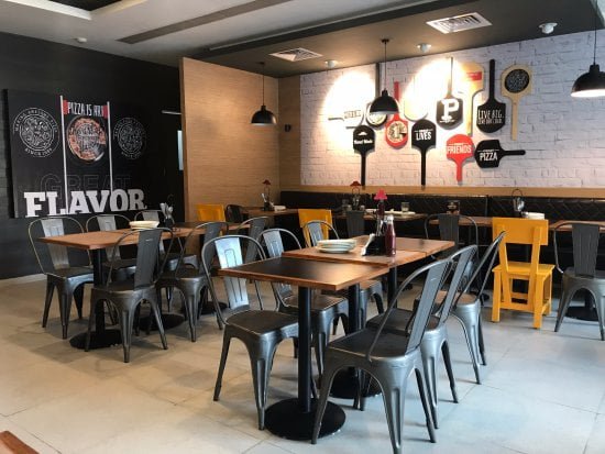 interiors-of-pizza-hut